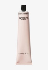 Różowa metalowa tubka nawadniającego kremu do rąk Grown Alchemist, z czarną nakrętką i napisem. Pojemność 65 ml (2,1 fl oz). Gładka konsystencja.