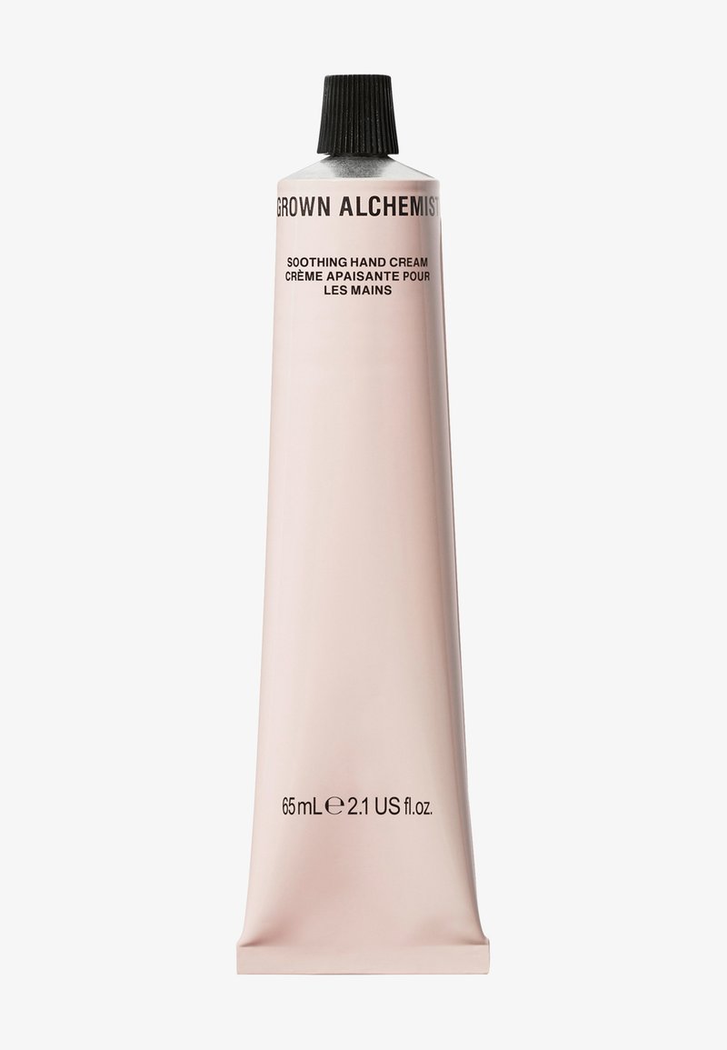 Różowa metalowa tubka nawadniającego kremu do rąk Grown Alchemist, z czarną nakrętką i napisem. Pojemność 65 ml (2,1 fl oz). Gładka konsystencja.