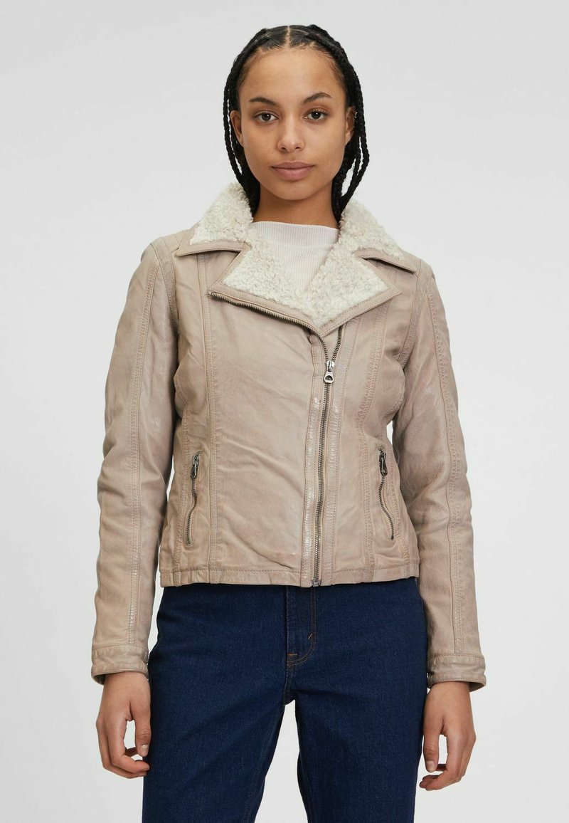 Beige jasje van nep leer met een sherpa kraag, ritssluiting aan de voorkant, steekzakken aan de zijkant en een aansluitend model. Getextureerd oppervlak met duidelijk zichtbare naden.