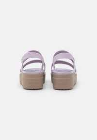 Crocs BROOKLYN LOW WEDGE - Zoccoli - purple