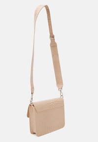 Borsa a tracolla beige testurizzata con motivo coccodrillo, forma rettangolare, tracolla regolabile e finiture in metallo argentato.
