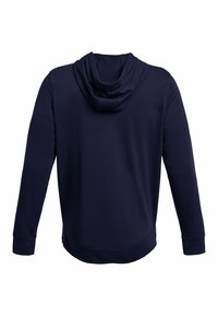 Hoodie blu navy con una texture morbida, maniche lunghe e un fit rilassato. Presenta un collo a cappuccio e un orlo leggermente curvato sul retro.