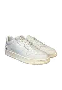 Sneakers bianchi in pelle con texture liscia, punta arrotondata, design perforato sulla parte anteriore, lacci piatti e suola a contrasto.
