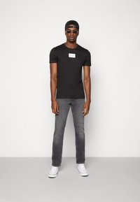 Calvin Klein Jeans SMALL CENTER BOX TEE UNISEX - Triko s potiskem - black