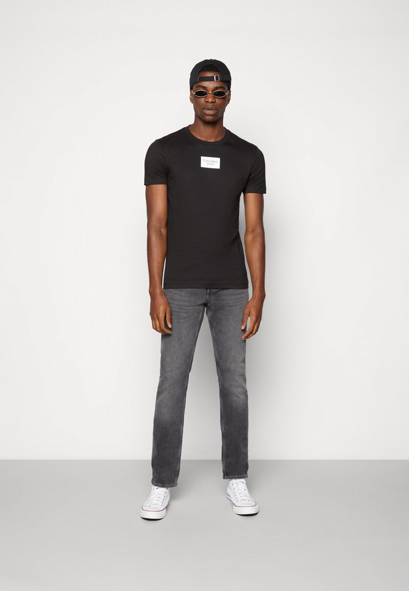Calvin Klein Jeans SMALL CENTER BOX TEE UNISEX - Triko s potiskem - black