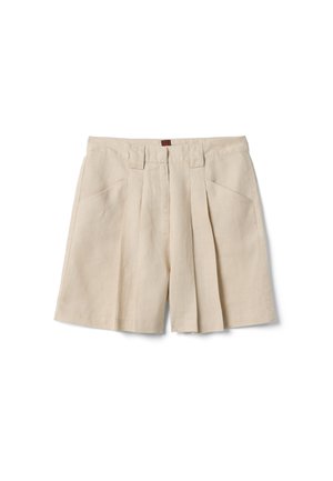 Short beige taille haute plissé avec passants de ceinture et poches latérales avant, présenté sur fond blanc.