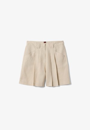 Short beige taille haute plissé avec passants de ceinture et poches latérales avant, présenté sur fond blanc.