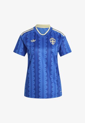 Maillot de football bleu de la Suède avec des motifs verticaux bleu clair, un bord de col jaune, le logo Adidas et le blason de l'équipe nationale suédoise sur la poitrine.