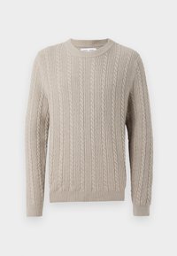 Pull en tricot beige avec une texture côtelée, doté d'un col rond et de manches longues. Le design comprend des motifs en côtes sur toute la surface.