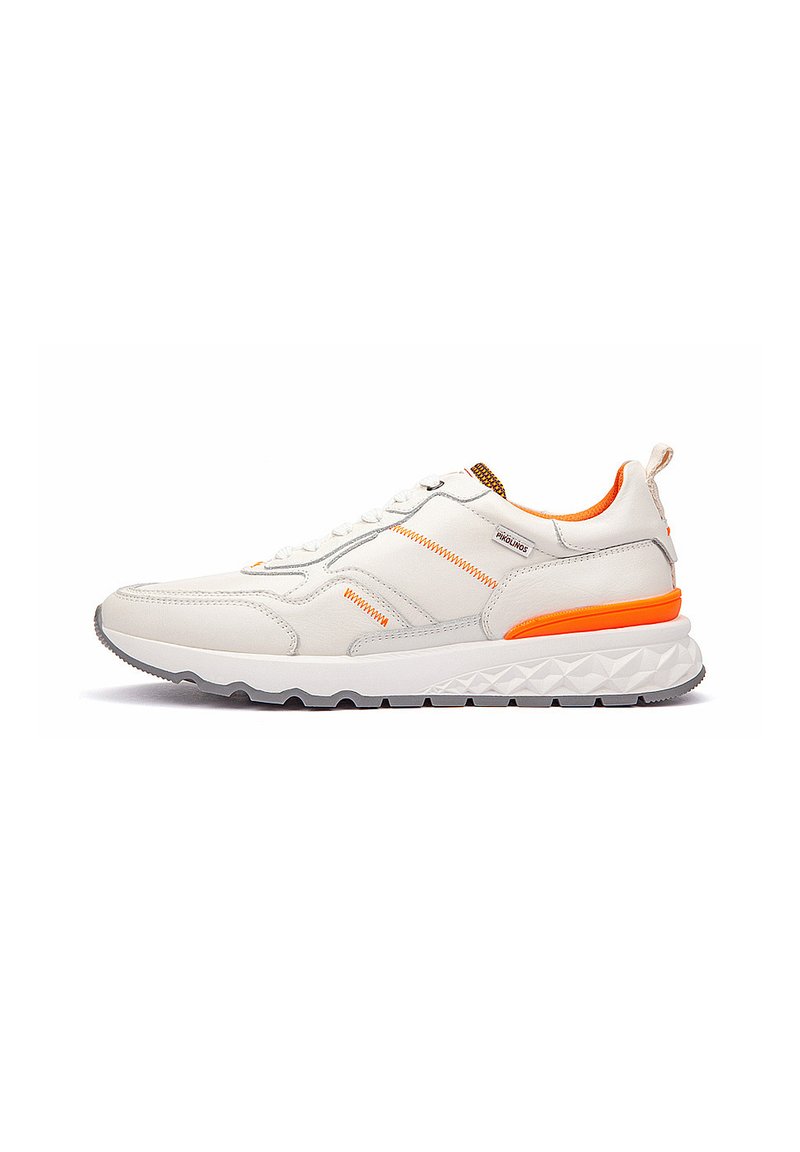Zapatilla blanca con acentos naranjas, material de cuero, suela gris texturizada, detalles cosidos y una lengüeta en el talón.