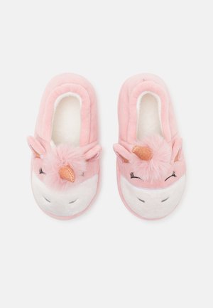 Chaussons doux roses en forme de têtes de licornes avec les yeux fermés, crinières duveteuses et cornes dorées brillantes sur fond blanc.