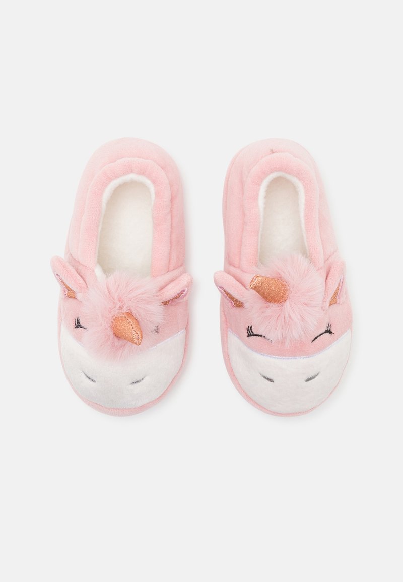 Chaussons doux roses en forme de têtes de licornes avec les yeux fermés, crinières duveteuses et cornes dorées brillantes sur fond blanc.