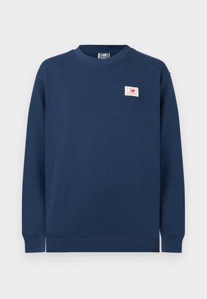 Bluza de trening bleumarin cu guler rotund, mâneci lungi și o mică aplică rectangulară cu logo-ul New Balance pe partea stângă a pieptului.