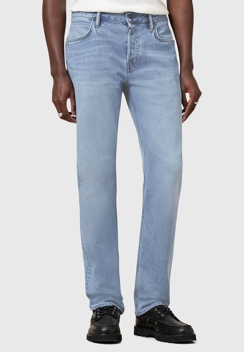 Jeans in denim blu chiaro con taglio dritto, caratterizzati da cuciture a contrasto, design a cinque tasche e chiusura con bottone.