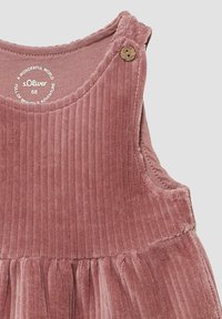 Rosa Corduroykleid mit rundem Ausschnitt, Knopfdetail an der Schulter und gerafftem Rockteil. Weicher Stoff mit vertikalen Rippungen.