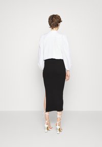 IN THE STYLE LIBERTY EXPOSED THIGH SPLIT MIDI SKIRT - Saia lápis - black
