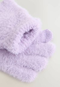 Weiche, flauschige lavendelfarbene Handschuhe mit einer umklappbaren Fingerspitze, die den gestrickten Daumen freilegt, auf einer hellen neutralen Oberfläche liegend.