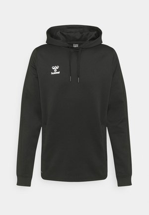 Sort hættetrøje lavet af blødt stof. Har snøre i hætten, lange ærmer og et hvidt logo på det øverste venstre brystområde.