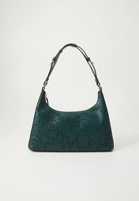 Sinivihreä nahkalaukku, jossa kaareva muoto, leikatut kukkakuviot, kontrastiset tummat reunat ja lyhyt hihna- kahva.