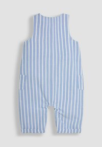 Pantalones de tirantes a rayas azul y blancas con diseño sin mangas, que cuentan con dos bolsillos laterales y dobladillos enrollados en el bajo.