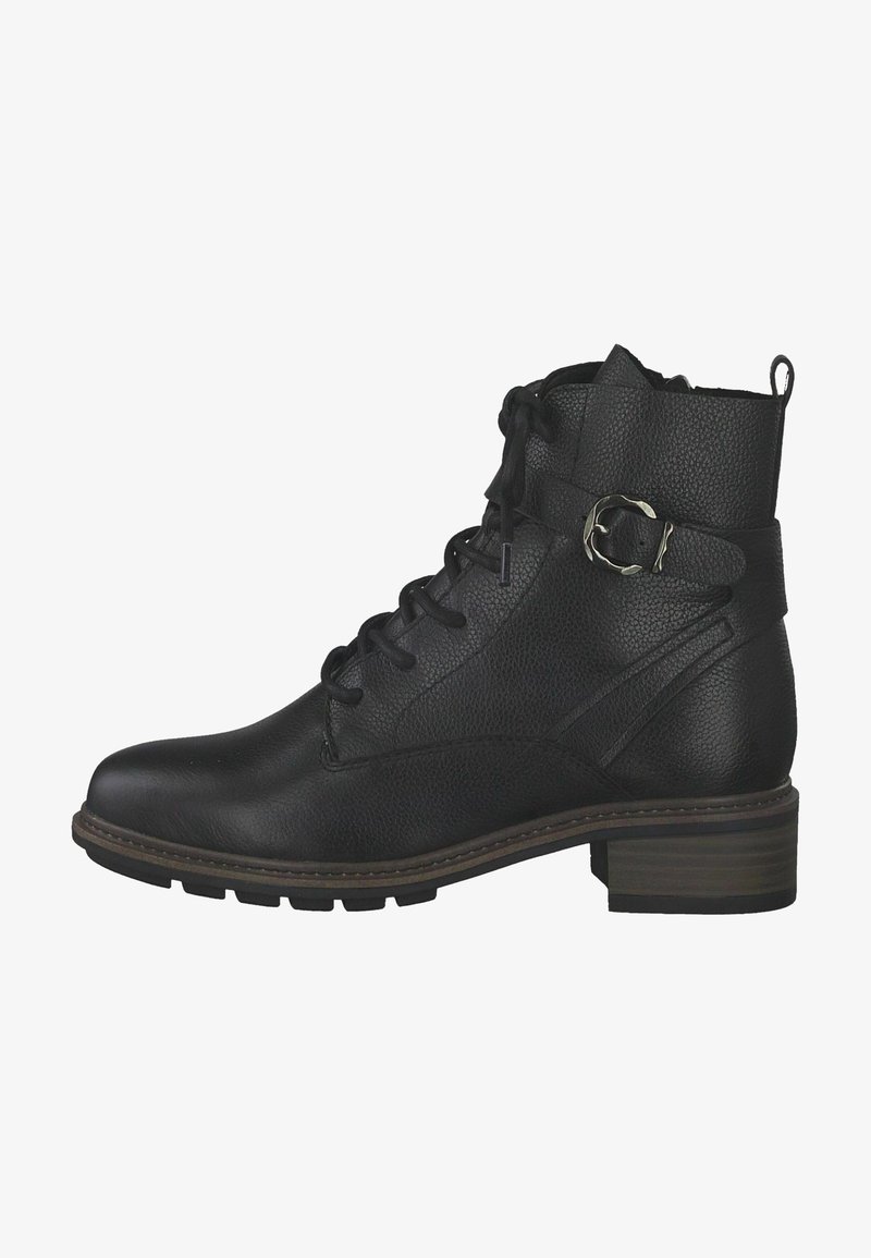 Bottine en cuir noir texturé avec laçage à l'avant, bride décorative à boucle, languette au talon et petit talon empilé avec semelle crantée.