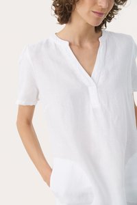 Weiße Leinenbluse mit V-Ausschnitt und kurzen, hochgekrempelten Ärmeln. Verfügt über eine lockere Passform und seitliche Taschen für Funktionalität.