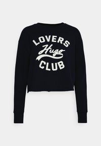 Sudadera corta azul marino hecha de tela suave con mangas largas, con un gráfico blanco prominente que dice: "LOVERS HUGO CLUB" en letras grandes.