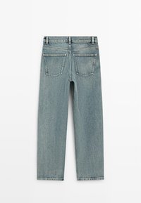 Hellblaue gerade geschnittene Jeans aus Denim, von hinten gezeigt, mit zwei hinteren Taschen und Gürtelschlaufen am Bund.