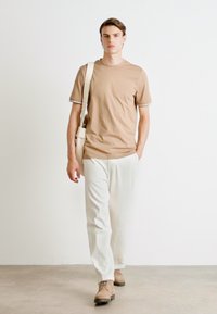BOSS THOMPSON - Basic póló - open beige