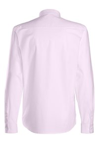 Hellrosa Langarmshirt, Baumwollmaterial, weiche Textur, klassischer Kragen, geknöpfte Manschetten, nahtloses Rückendesign, keine sichtbaren Logos oder Muster.