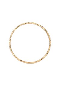 Guldmetal armbånd med et struktureret, snoet design. Cirkulær form med ujævne, hævede detaljer jævnt fordelt rundt om båndet.
