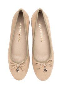 Beige suède balletkengät pyöreällä kärjellä, elastisella aukolla, pienellä nauhadetaililla ja metallisen charm-vieheen kiinnitettynä nauhan lähelle.