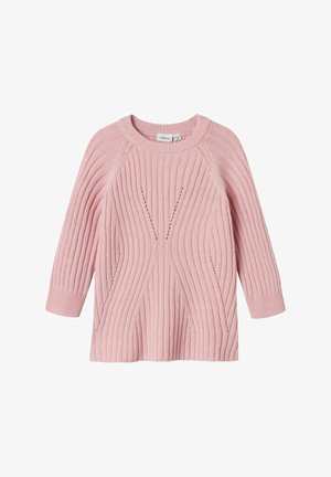 Lyserød strikket sweater med ribbet tekstur, der har en rund halsudskæring og trekvartlange ærmer. Diskrete lodrette mønstre kan ses.