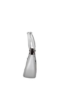 Silberne synthetische Handtasche mit zwei kurzen Griffen, dreieckiger Form und minimalistischem Design. Sie verfügt über eine glatte Textur und dezente Nähte.
