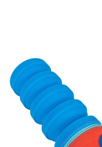 Grip in silicone blu con quattro righe arrotondate, accentuato da una sezione arancione vivace con cuciture visibili e una superficie testurizzata.
