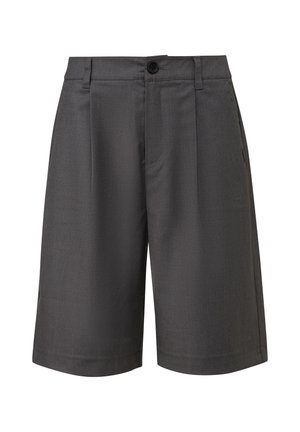 Pantaloni corto grigi su misura con una texture liscia, vita con pieghe e chiusura a bottone. Presenta tasche laterali e orlo pulito.