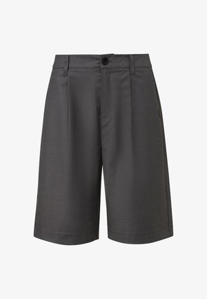 Pantaloni corto grigi su misura con una texture liscia, vita con pieghe e chiusura a bottone. Presenta tasche laterali e orlo pulito.