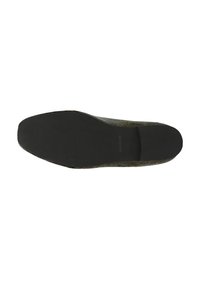 Schoen gezien vanaf de zoolzijde, met een gladde zwarte zool en een getextureerd bovenwerk met een slangenhuidpatroon.