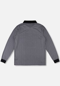 Μπλούζα με μακριά μανίκια και μοτίβο ασπρόμαυρου πλέγματος, μαύρο γιακά και μαύρα μανσέτα, εμφανίζεται από πίσω σε απλό φόντο.