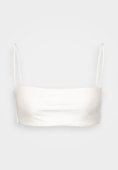 Valge satiinist bandeau-topp õhukeste reguleeritavate rihmadega, siledast tekstuurist, sirge dekoltee ja ilma nähtava riistvara või kaunistusteta.