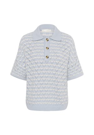 Lichtblauw gebreid poloshirt met korte mouwen, wit ruitpatroon, geribde kraag en manchetten, en drie grote bruine knopen op de voorflap.