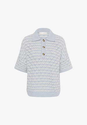 Lichtblauw gebreid poloshirt met korte mouwen, wit ruitpatroon, geribde kraag en manchetten, en drie grote bruine knopen op de voorflap.