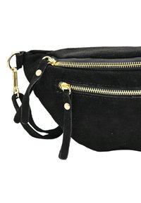 Banane en suede noir avec deux poches zippées dorées, accents en matériel doré et texture douce. Sangle réglable incluse.