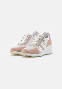 Baskets à lacets en blanc, rose et beige. Elles présentent des matériaux en daim et en mesh, une semelle compensée, et un détail zippé sur le côté.