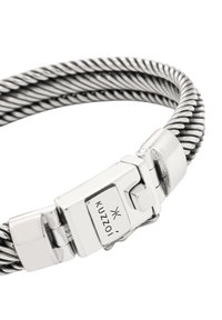 Silbernes Seilarmband mit einem Verschluss mit Markenlogo, das ein verdrehtes Design und glatte Metallakzente zeigt.
