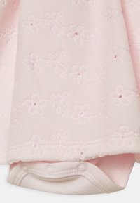 Helles rosa Kleid mit besticktem Blumenmuster; weiche Textur; verfügt über einen einfarbigen rosa Bodysuit darunter mit Druckknöpfen am Boden.