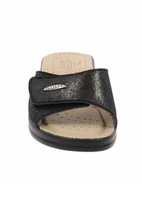 Sandale noire à glissière avec une tige synthétique brillante, sangle réglable et semelle intérieure rembourrée beige avec perforations pour la respirabilité.