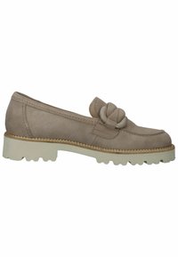 Mocassino in suede beige con un ampio dettaglio annodato, punta tonda e suola in gomma bianca e testurizzata con battistrada profondo per una buona aderenza.