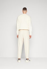 Redefined Rebel BOBBY PANTS COMFORT FIT - Püksid - sandshell