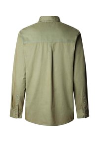 Camicia verde a maniche lunghe con colletto, caratterizzata da una piega sul retro e polsini con bottoni. Realizzata in un morbido e liscio tessuto.